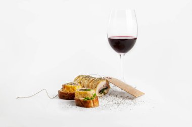 Beyaz arka planda tavuklu dürüm.