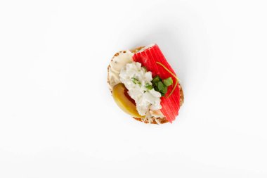 Beyaz arkaplanlı yengeç, üst görünüm.