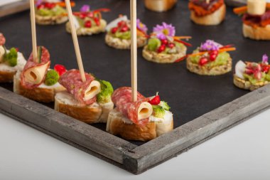 Farklı çerez ve aperatifler.