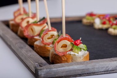 Ahşap bir arka planda β chetta