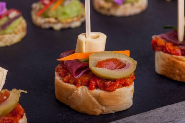 Ahşap bir arka planda β chetta