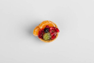 Beyaz arka planda tatlı pasta sepeti