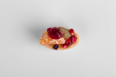 Beyaz arka planda tatlı pasta sepeti