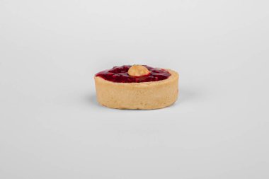 Beyaz arka planda tatlı pasta sepeti