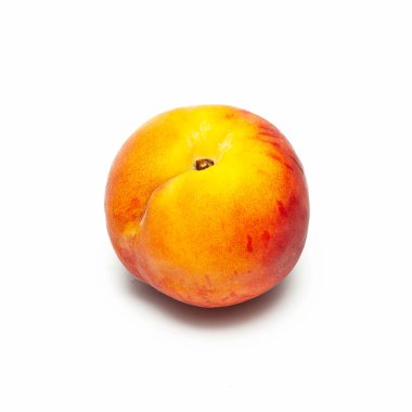 Olgun şeftali meyvesi beyaz arkaplanda izole