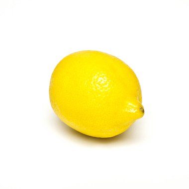 Beyaz arka planda olgun bir limon
