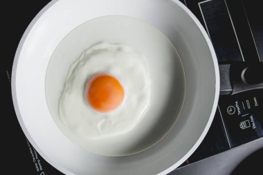 Beyaz tavada kızarmış tavuk yumurtası.
