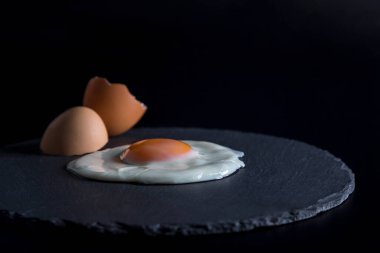 Siyah arka planda sahanda yumurta