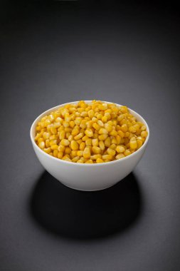 Siyah kasedeki taze mısır.