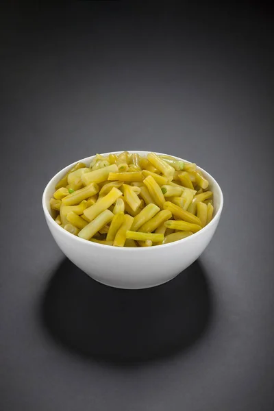 Siyah kasedeki taze sarı fasulye.