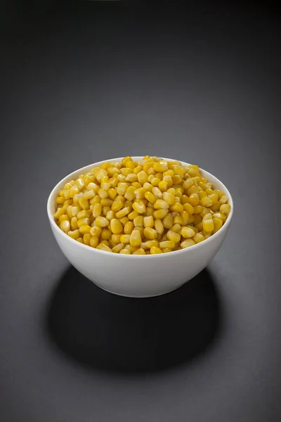 用黑色隔离的碗中新鲜甜玉米 — 图库照片