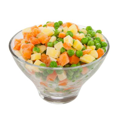 Beyaz kasede taze karışık sebzeler. Rus salatası. Kırpma yolu ile izole edilmiş.