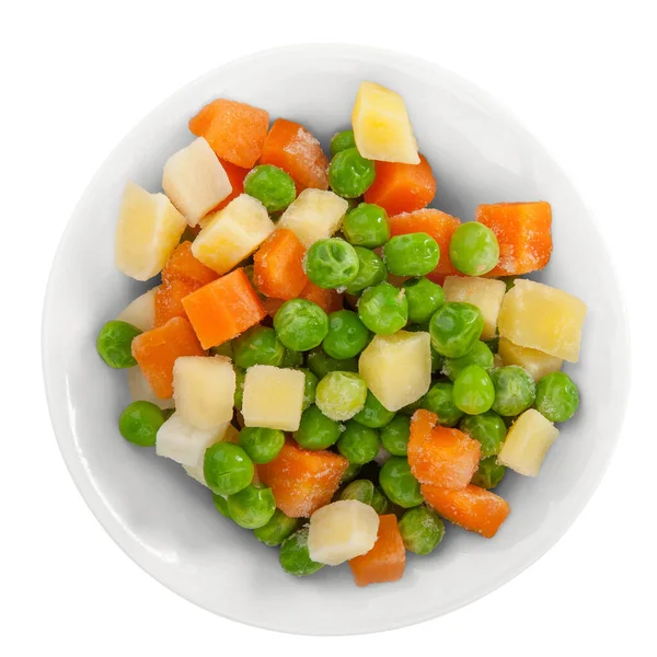 Beyaz kasede taze karışık sebzeler. Rus salatası. Kırpma yolu ile izole edilmiş. Üst görünüm.