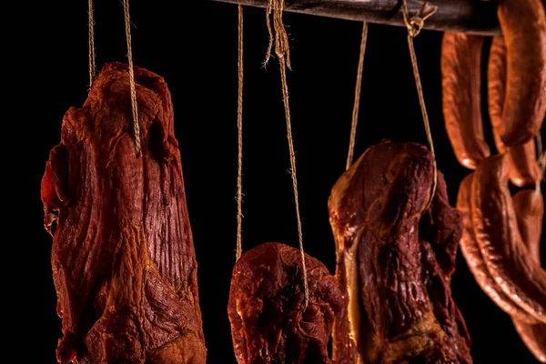 Tütsülenmiş jambon, domuz boynu ve sosisler tütsüleme evinde..