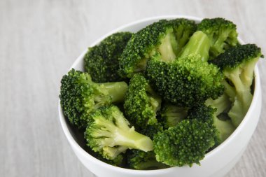 Beyaz ahşap dokuda yeşil brokoli