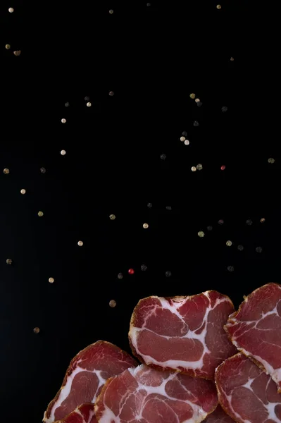 Кусочки Копченой Свиной Шеи Изолированные Черном Вырезкой — стоковое фото