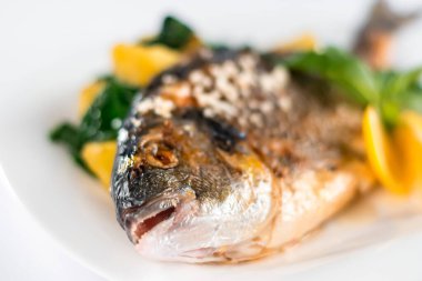 Kızarmış yaldızlı balık ve fırında patates ile kavrulmuş yaldızlı balık..