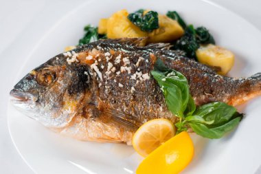 Kızarmış yaldızlı balık ve fırında patates ile kavrulmuş yaldızlı balık..