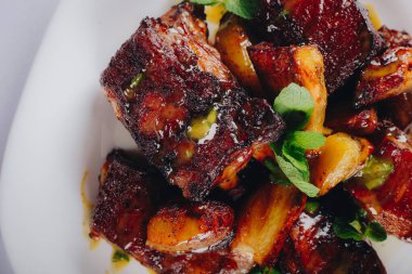 Ballı pirzola. Manzaralı.