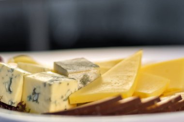 Farklı peynirli lezzetli tabaklar.