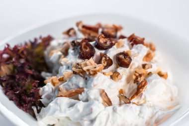 Beyaz tabakta Waldorf salatası.