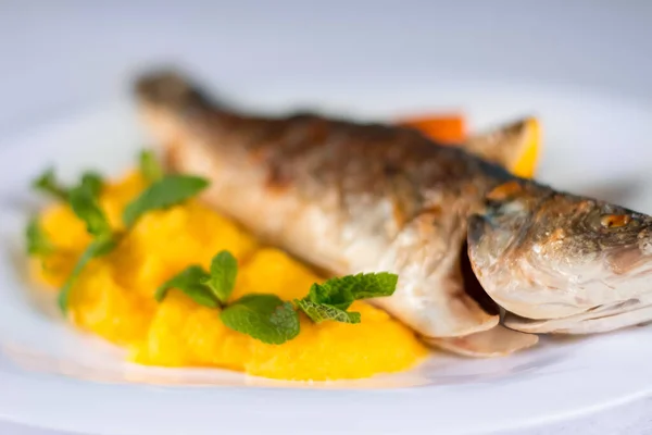 Sebze ve otlarla pişirilmiş levrek.