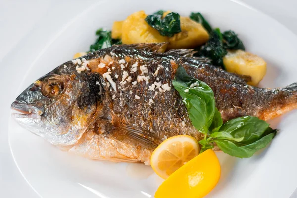 Kızarmış yaldızlı balık ve fırında patates ile kavrulmuş yaldızlı balık..