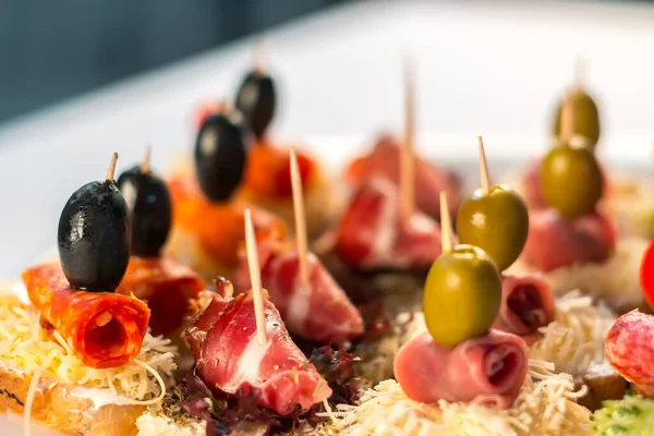 Canapés Deliciosos Com Salame Presunto Azeitonas Queijo Especiarias — Fotografia de Stock