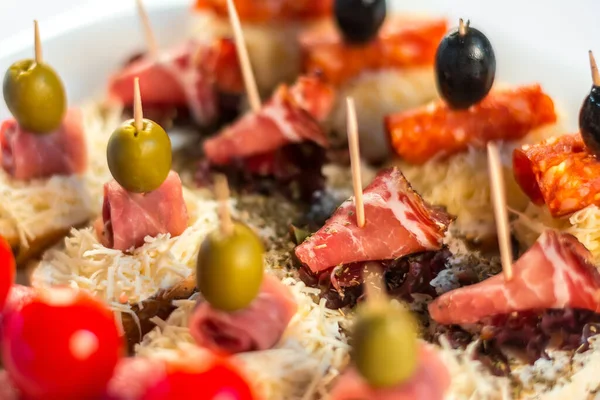 Salamlı, jambonlu, zeytinli, peynirli ve baharatlı lezzetli kanepeler.