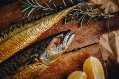  Mutfak tahtasında füme uskumru.