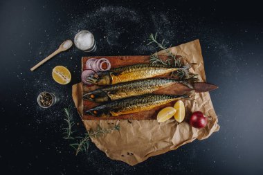  Mutfak tahtasında füme uskumru.