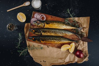  Mutfak tahtasında füme uskumru.