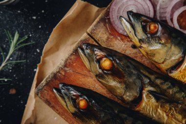  Mutfak tahtasında füme uskumru.