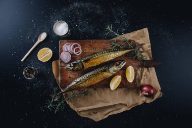  Mutfak tahtasında füme uskumru.