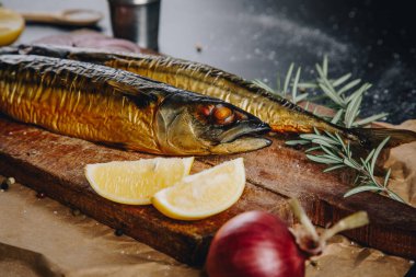  Mutfak tahtasında füme uskumru.