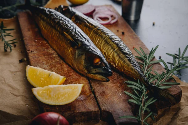 Makrela Wędzona Desce Kuchennej — Zdjęcie stockowe