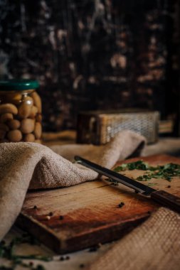 Tahtayı bıçakla kesmek.