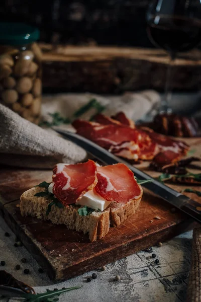 Viande Fumée Tranchée Sur Planche Découper Bois — Photo