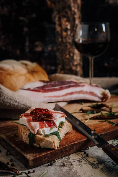 Tahta üzerinde dilimlenmiş domuz pastırması.