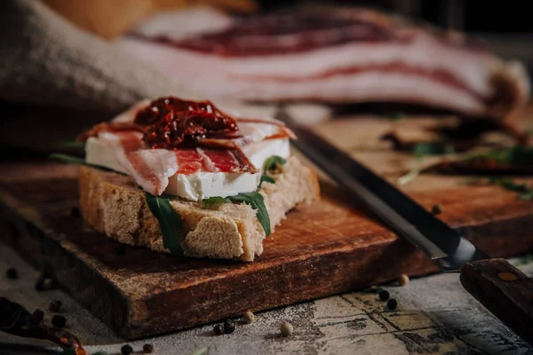 Tocino Ahumado Rodajas Tabla Cortar Madera — Foto de Stock