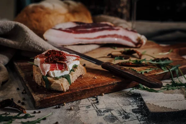 Tranches Bacon Fumé Sur Planche Découper Bois — Photo