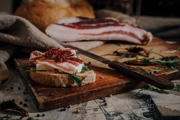 Tranches Bacon Fumé Sur Planche Découper Bois — Photo