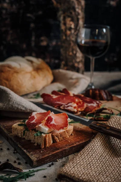 Ahşap kesme tahtasının üzerinde kesilmiş füme et.