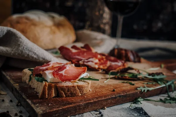 Ahşap kesme tahtasının üzerinde kesilmiş füme et.