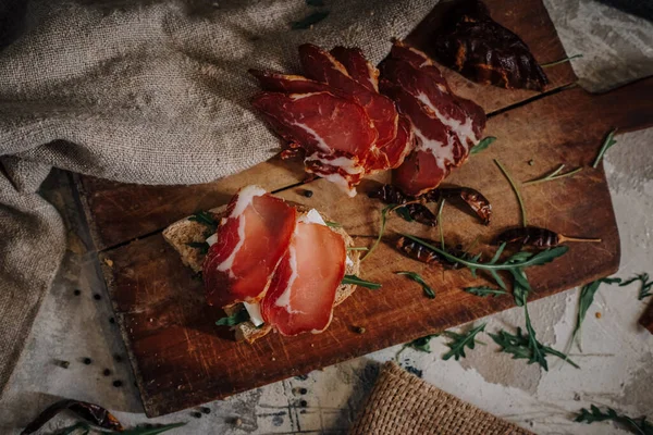 Viande Fumée Tranchée Sur Planche Découper Bois — Photo