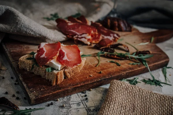 Viande Fumée Tranchée Sur Planche Découper Bois — Photo