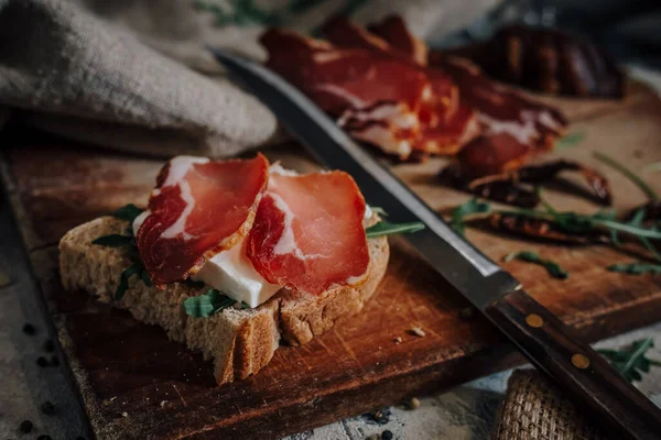 Viande Fumée Tranchée Sur Planche Découper Bois — Photo