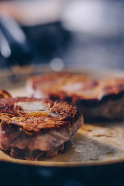 Tavada domuz eti hazırlıyorum.