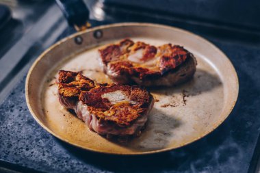 Tavada domuz eti hazırlıyorum.