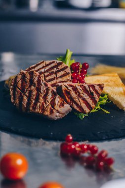 Siyah taş tahtada ızgara biftek.